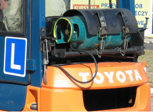 Wózek widłowy z zamontowaną do pracy butlą gazową